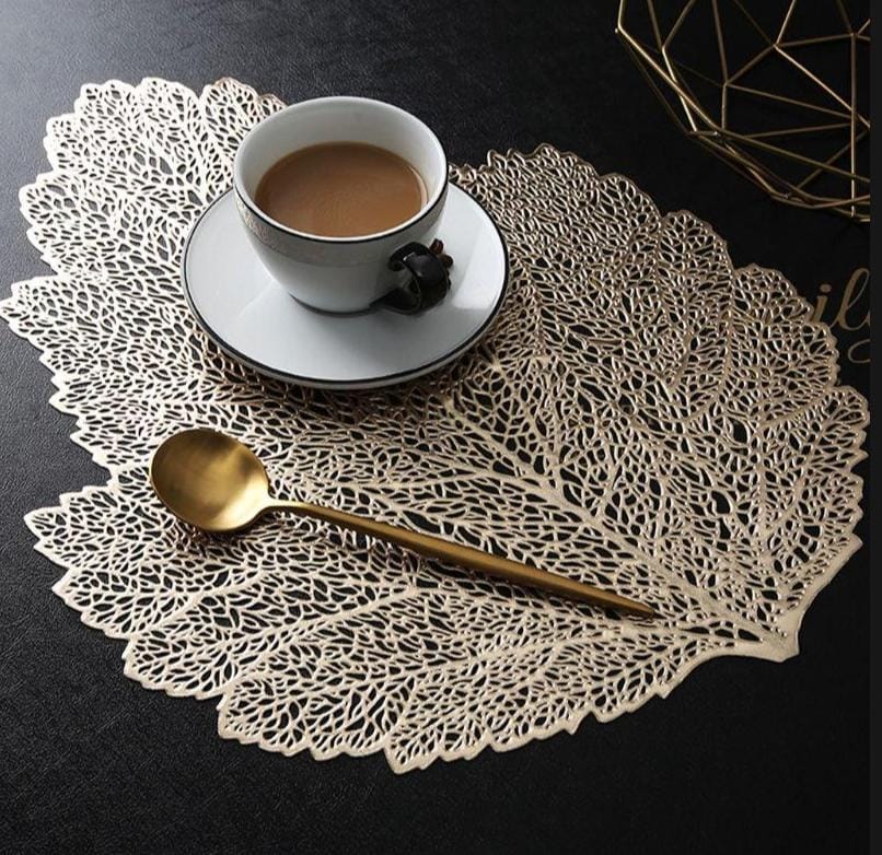 2/4/6 Vinyl Polyvinyl Chloride Leaf Shape Design Placemats for Dining Table Set Tropical Leaves Vinyl Indoor Outdoor Heat Resistant Table Mats for Kitchen Patio Farmhouse Holiday Wedding Centerpiece,