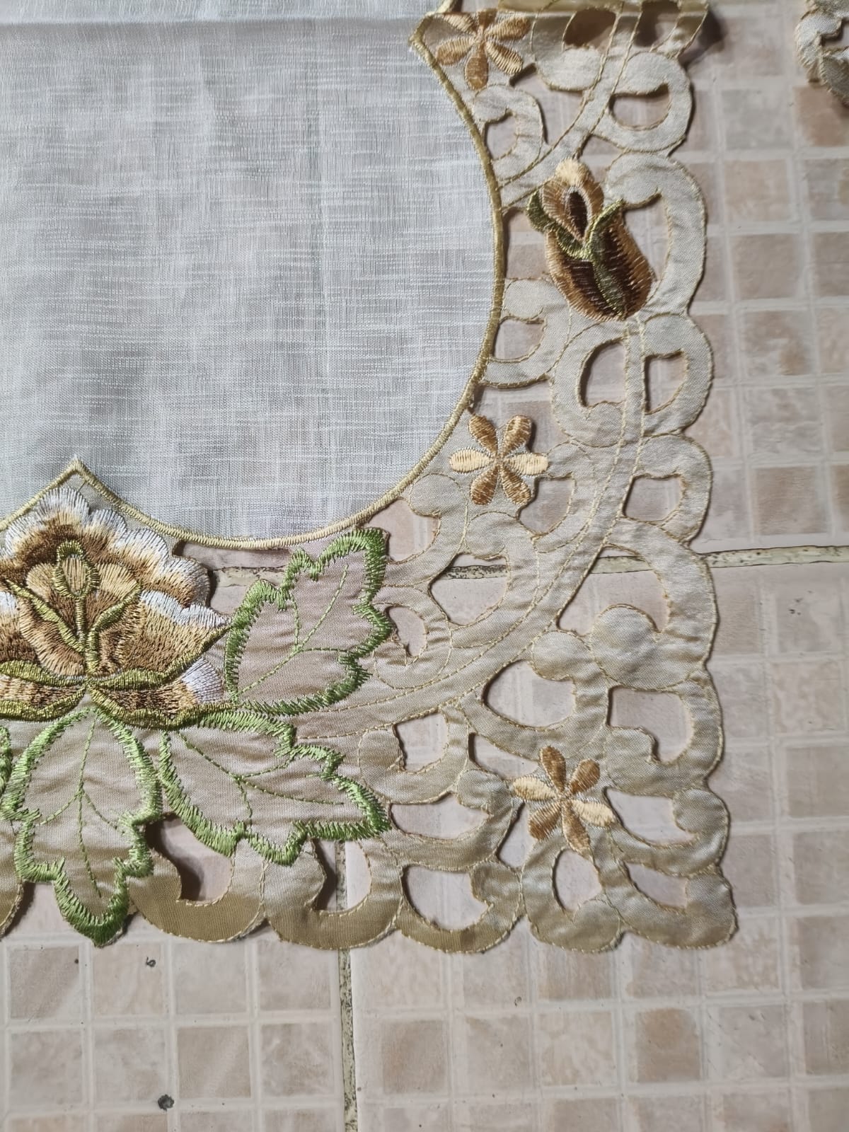 3 Piece Embroidered Table Mat Set – 2 Table Mats + 1 Runner | Elegant Floral Design HZ BEDDING